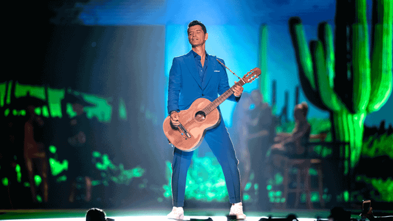 Λαμπερή εμφάνιση και βράβευση για τον Σάκη Ρουβά στα MAD VMA 2019