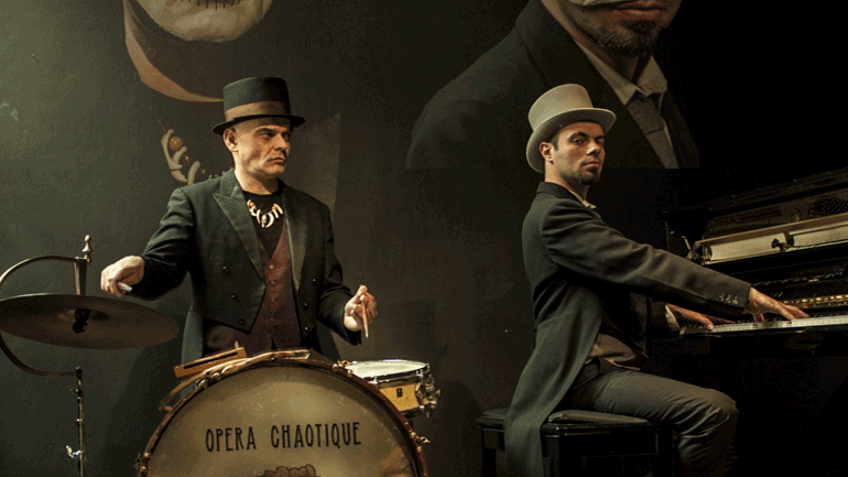 Οι Opera Chaotique με τη νέα τους παράσταση στην ταράτσα της ΕΣΗΕΜ-Θ