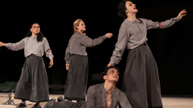 Θερμό χειροκτρότημα για την Ορέστεια του Αισχύλου στο Αρχαίο Θεατρο Επιδαύρου