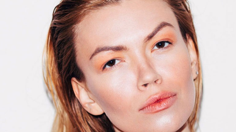 Αμυγδαλέλαιο: 3 πολύτιμες χρήσεις του για το μακιγιάζ, τα μαλλιά και τα νύχια σου