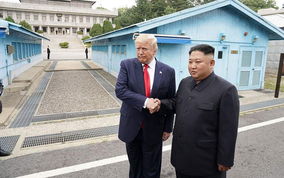 Στιγμιότυπο από την ιστορική χειραψία