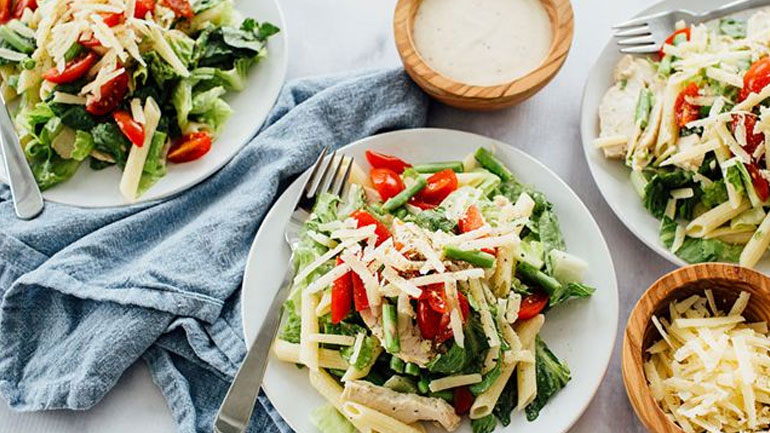 Καλοκαιρινή σαλάτα Caesar με μακαρόνια