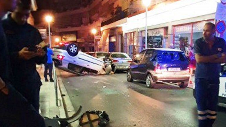 Τρελή πορεία I.X. στα Χανιά – Έπεσε πάνω σε σταθμευμένα οχήματα