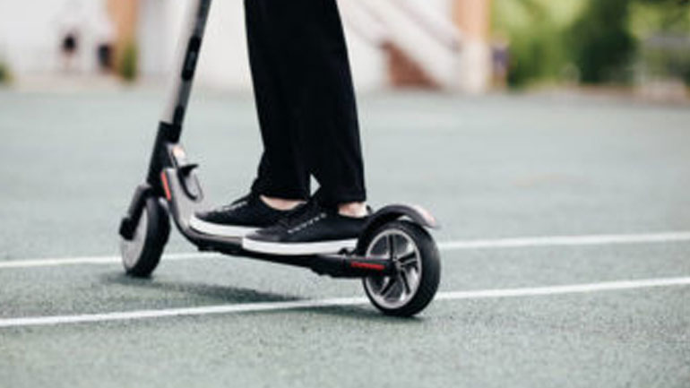 Ανήλικος με πατίνι παρασύρθηκε από Ι.Χ.