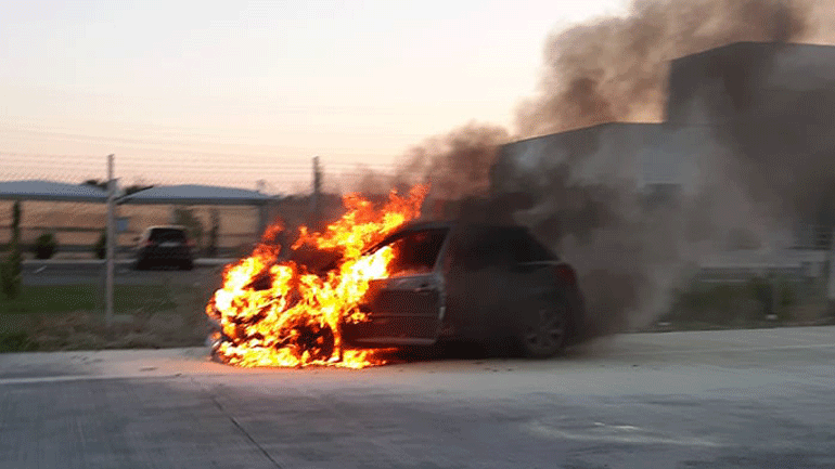 Λάρισα: Αυτοκίνητο τυλίχθηκε στις φλόγες στα διόδια στο Μοσχοχώρι