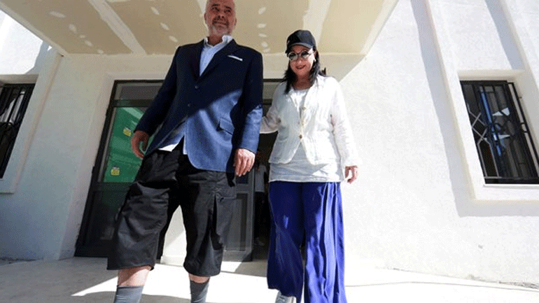 Η εκκεντρική στυλιστική επιλογή του Ράμα – Με σακάκι και βερμούδα στις κάλπες