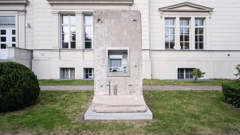 «Το Άγαλμα της Ελευθερίας»: ένα ATM σε τμήμα του Τείχους του Βερολίνου