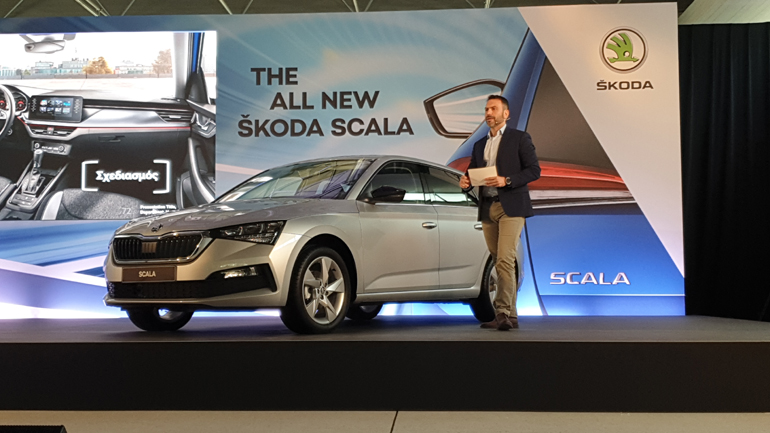Ο Έλληνας σχεδιαστής Δημήτρης Δαρκούδης δίπλα στο Skoda Scala