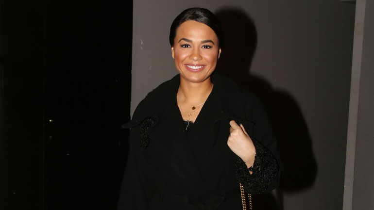 Πηνελόπη Πλάκα: Ποζάρει topless στο νησί των ανέμων!