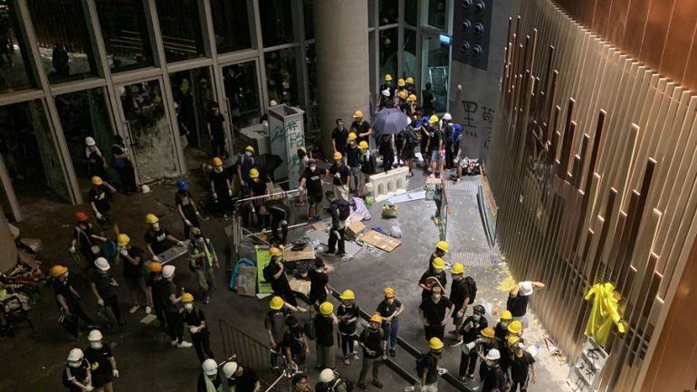 Χονγκ Κονγκ: Η αστυνομία ανέκτησε τον έλεγχο του τοπικού κοινοβουλίου