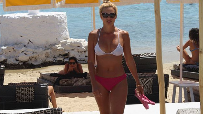 Βίκυ Κάβουρα: Sexy εμφάνιση σε παραλία της Μυκόνου