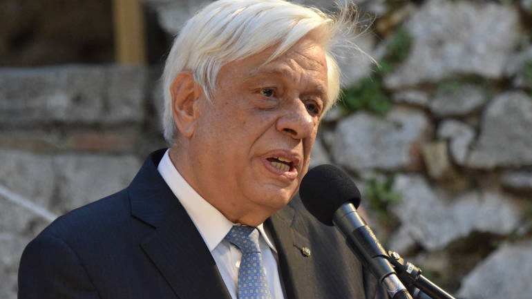 Τα ξίφη στους νέους και στις νέες σημαιοφόρους του Πολεμικού Ναυτικού επέδωσε ο Προκόπης Παυλόπουλος