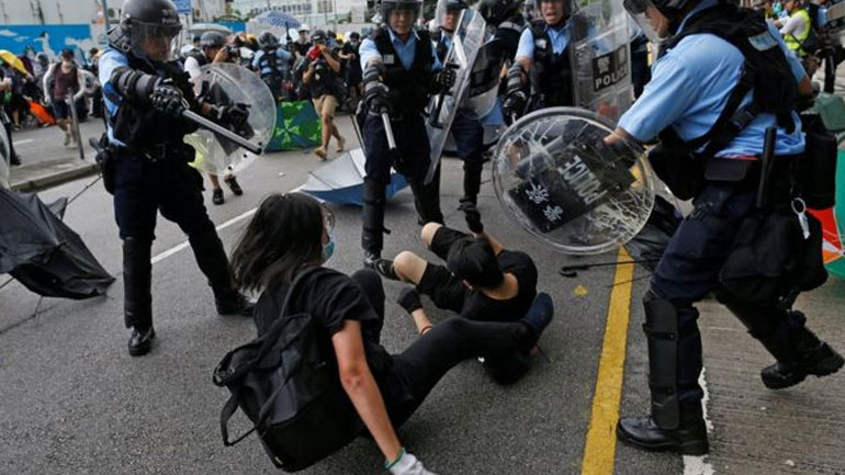 Χονγκ Κονγκ: Αστυνομικοί επιτέθηκαν σε διαδηλωτές με χρήση ροπάλων και δακρυγόνων