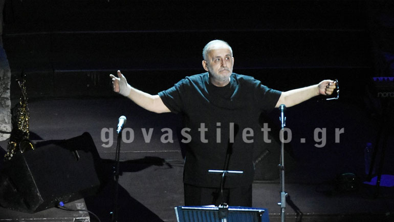 Θάνος Μικρούτσικος: Στο πλευρό του η κόρη και η σύζυγός του στη συναυλία του!