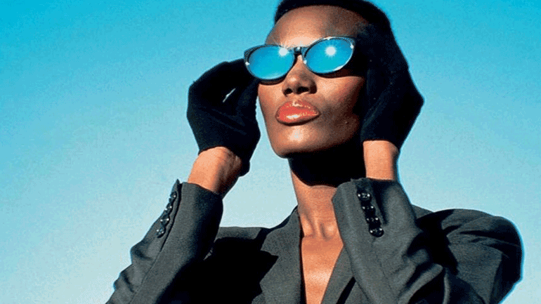 Η Γκρέις Τζόουνς επιστρέφει στον Τζέιμς Μποντ