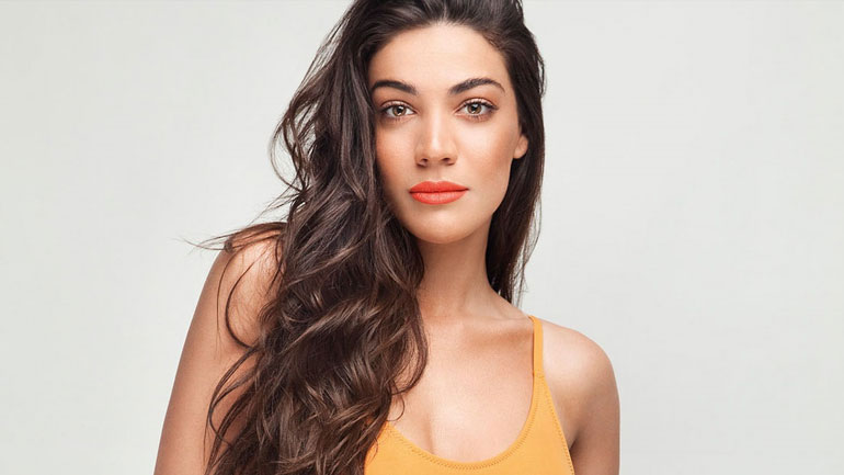 Ήβη Αδάμου: «Από τότε που μπήκε στη ζωή μου η μητρότητα, έχω αυξήσει τις φοβίες μου»