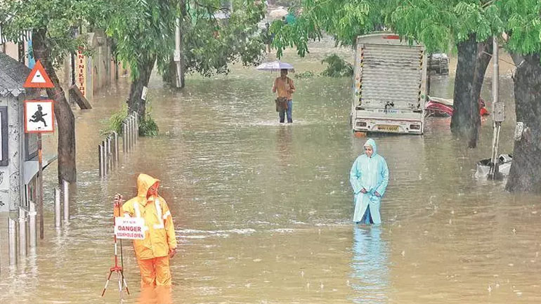 Ινδία: 15 νεκροί από κατάρρευση τείχους πάνω σε παράγκες