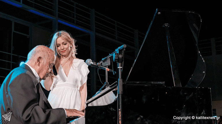 To τραγούδι «Έρωτας στο Αιγαίο» στο Βεάκειο Θέατρο