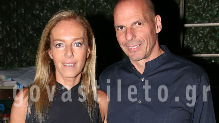 Γιάνης Βαρουφάκης – Δανάη Στράτου: Βραδινή εμφάνιση σε θεατρική παράσταση!