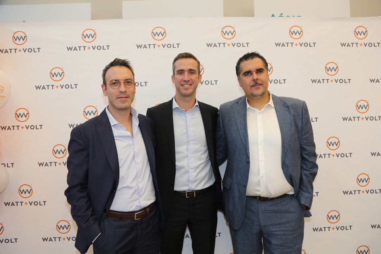 Απεικονίζονται από αριστερά προς τα δεξιά ο κ. Γιώργος Ηλούσης, Εμπορικός Διευθυντής της WATT+VOLT, ο κ. Αναστάσιος Παπαναγιώτου, Πρόεδρος και Διευθύνων Σύμβουλος της WATT+VOLT και ο κ. Ανδρεάς Λαμπρινίδης, Οικονομικός Διευθυντής της WATT+VOLT  