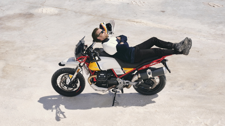 O Ewan McGregor επιστρέφει στη σέλα ενός Moto Guzzi O Ewan McGregor επιστρέφει στη σέλα ενός Moto Guzzi