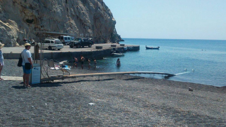 Σαντορίνη: Έδεσε το σκάφος του πάνω στη ράμπα για ΑμεΑ