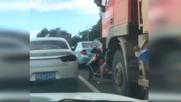 Φορτηγό περνάει πάνω από γυναίκα σε σκούτερ