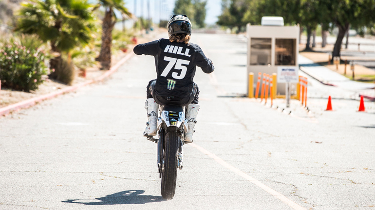 Με ηλεκτρικό μηχανάκι σε νεροτσουλήθρες