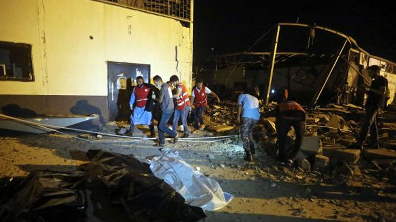 UNHCR: Τουλάχιστον 30 μετανάστες νεκροί από την επίθεση σε κέντρο κράτησης στη Λιβύη