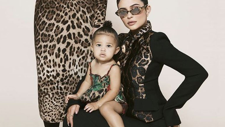 Η κόρη της Kylie Jenner έκανε το ντεμπούτο της στο Harper’s Bazaar!