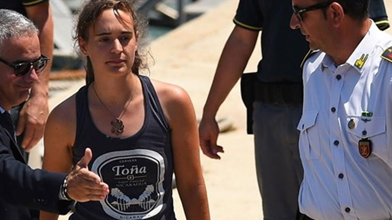 Η πλοίαρχος του Sea-Watch δεν αναμένεται να επιστρέψει στη Γερμανία μετά την απελευθέρωσή της