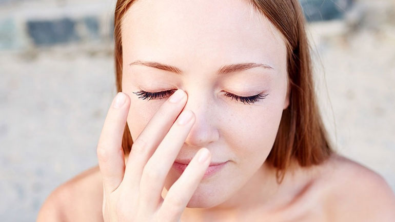 Πώς να καταπολεμήσετε το πρήξιμο κάτω από τα μάτια με υλικά από την κουζίνα σας!