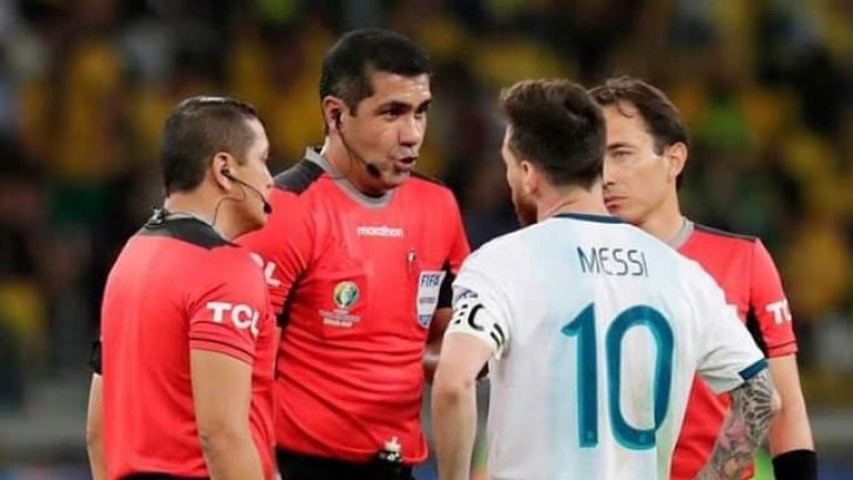 Έντονα παράπονα από τον Μέσι για τη διαιτησία: «Η Βραζιλία ελέγχει τα πάντα»