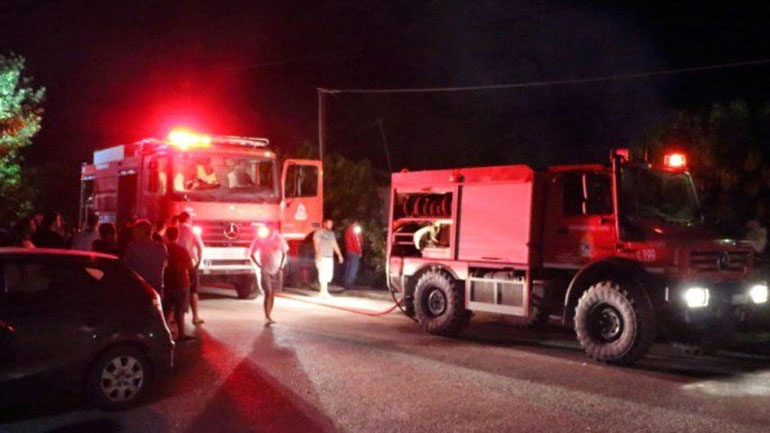 Φωτιά σε υπαίθριο πάρκινγκ στην Κατερίνη – Κάηκαν λεωφορεία, Ι.Χ. και σκάφος