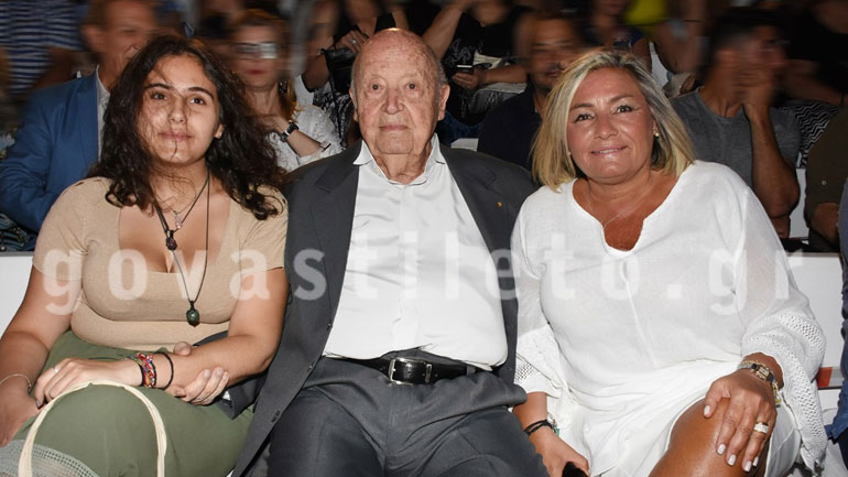 Μίμης Πλέσσας: Στο πλευρό του η σύζυγός του και η κόρη του στη συναυλία του στο Βεάκειο!