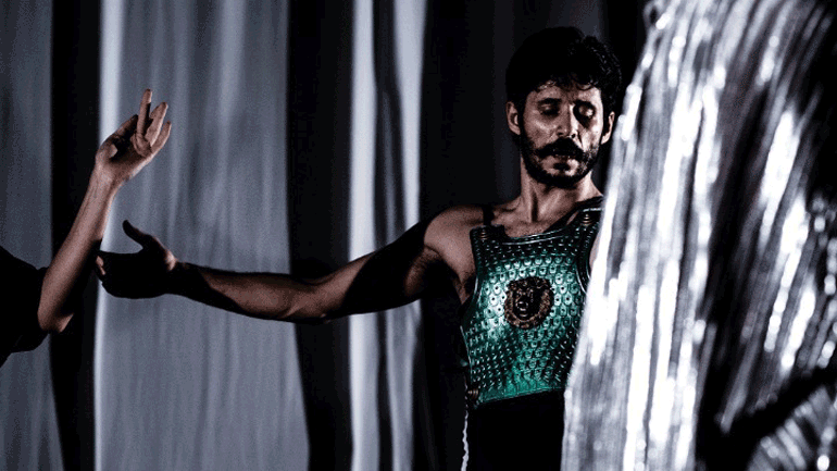 «Kaos» από την Ομάδα Χορού Griffón στη Μικρή Επίδαυρο