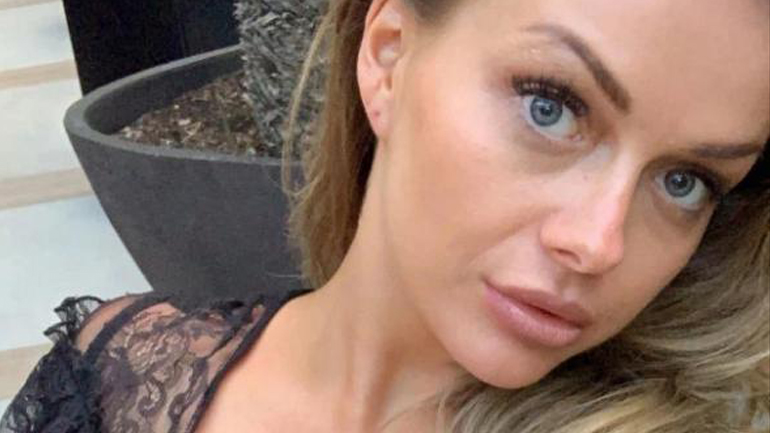 Μπήκε με see through στο αεροπλάνο και την έδιωξαν