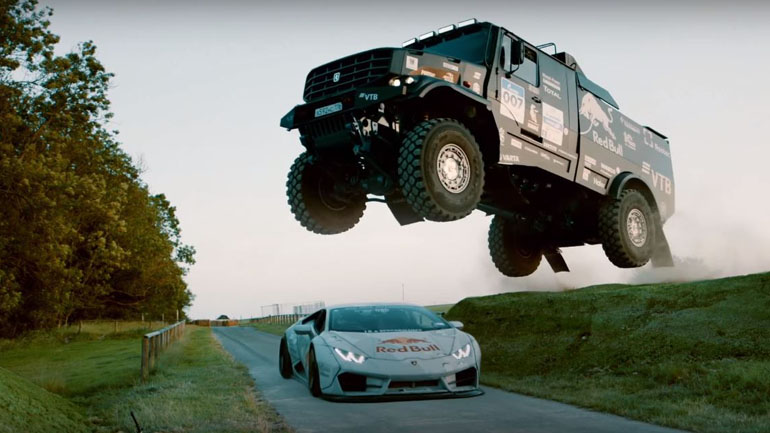 Επική μονομαχία μεταξύ Lamborghini και φορτηγού