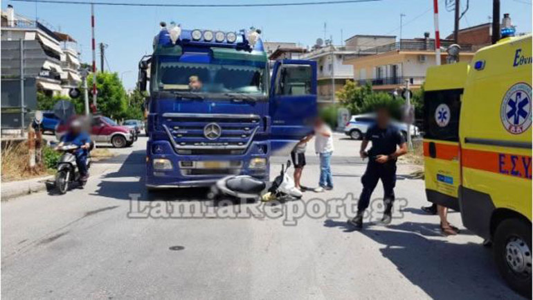 Λαμία: Νταλίκα παρέσυρε ζευγάρι με μηχανάκι