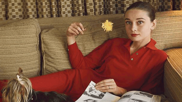 Η αιώνια ομορφιά της Όντρεϊ Χέπμπορν μέσα από τον φωτογραφικό φακό του Μπομπ Γουίλομπι