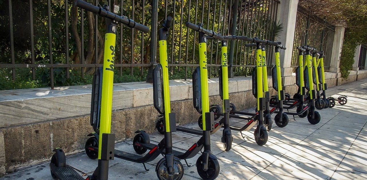 Τα ηλεκτρικά πατίνια έχουν κατακλύσει το κέντρο της Αθήνας όπως και μεγάλων πόλεων προκαλώντας έντονο πονοκέφαλο σε οδηγούς οχημάτων και πεζών καθώς οι περισσότεροι αναβάτες δεν τηρούν ούτε τα βασικά του ΚΟΚ