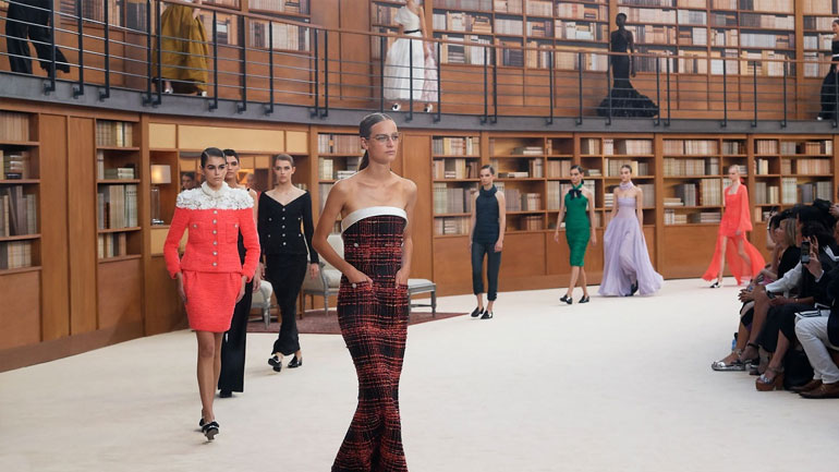 Το Grand Palais μεταμορφώθηκε σε βιβλιοθήκη για τις ανάγκες του Chanel Ηaute Couture show