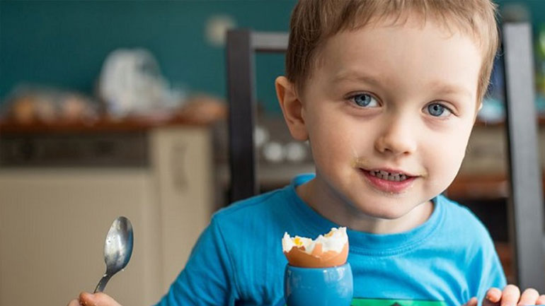 Πώς να καταλάβω αν το παιδί μου έχει αλλεργία στο αβγό