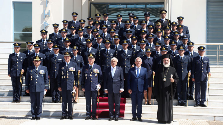 Τα ξίφη στους νέους και στις νέες ανθυποσμηναγούς επέδωσε ο Πρ. Παυλόπουλος