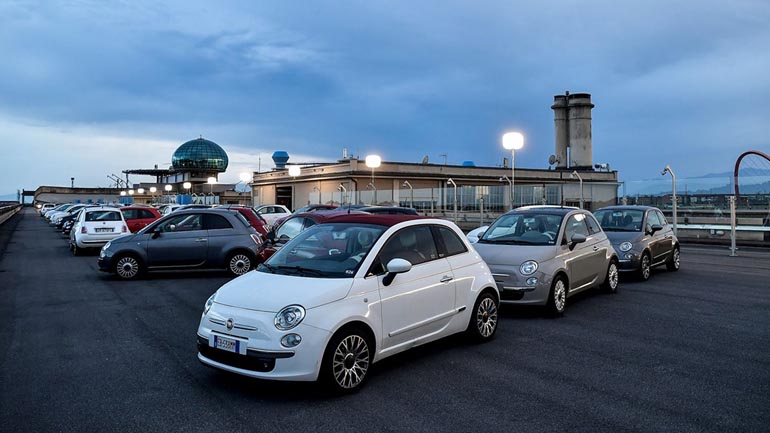 Ανέβασαν 100 Fiat 500 στην οροφή κτηρίου