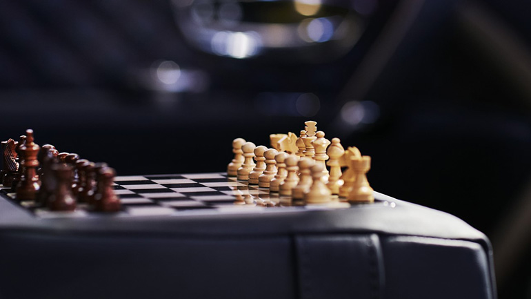 Αυτή η Bentley διαθέτει ακόμη και σκάκι!