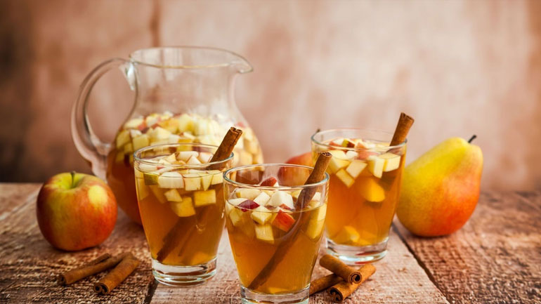 Φτιάξτε λευκή σαγκρία με μήλο και κανέλα και εντυπωσιάστε τους καλεσμένους σας