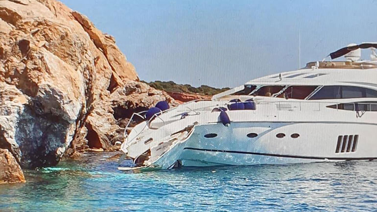 Συγκλονιστικές φωτογραφίες από την ημιβύθιση θαλαμηγού στη Σίφνο