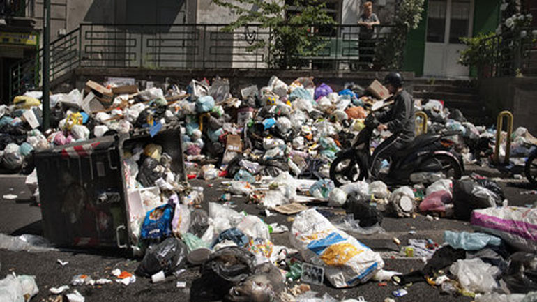Διαστάσεις υγειονομικού κινδύνου λαμβάνει το πρόβλημα των απορριμμάτων στη Ρώμη