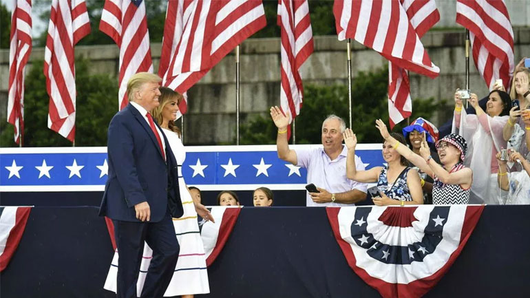 Αψηφώντας τους επικριτές, o Tραμπ χαιρετίζει με στρατιωτική διοργάνωση την επέτειο της 4ης  Ιουλίου